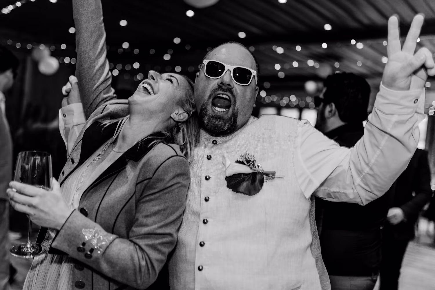 Ausgelassene Hochzeitsgäste beim Feiern im Gasthaus Bartl München