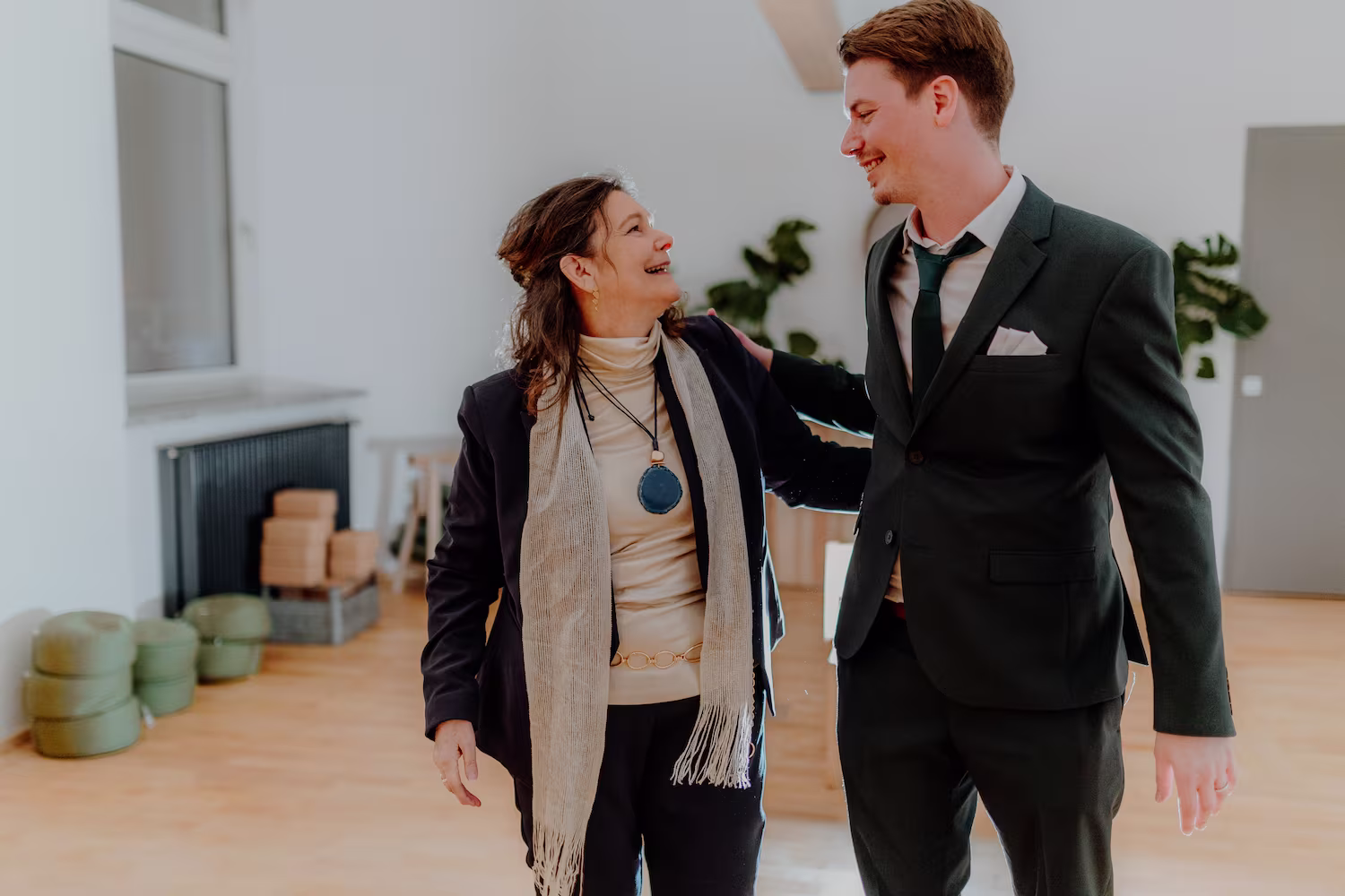 Lachendes Brautpaar nach der Trauung im Standesamt Schwabing München