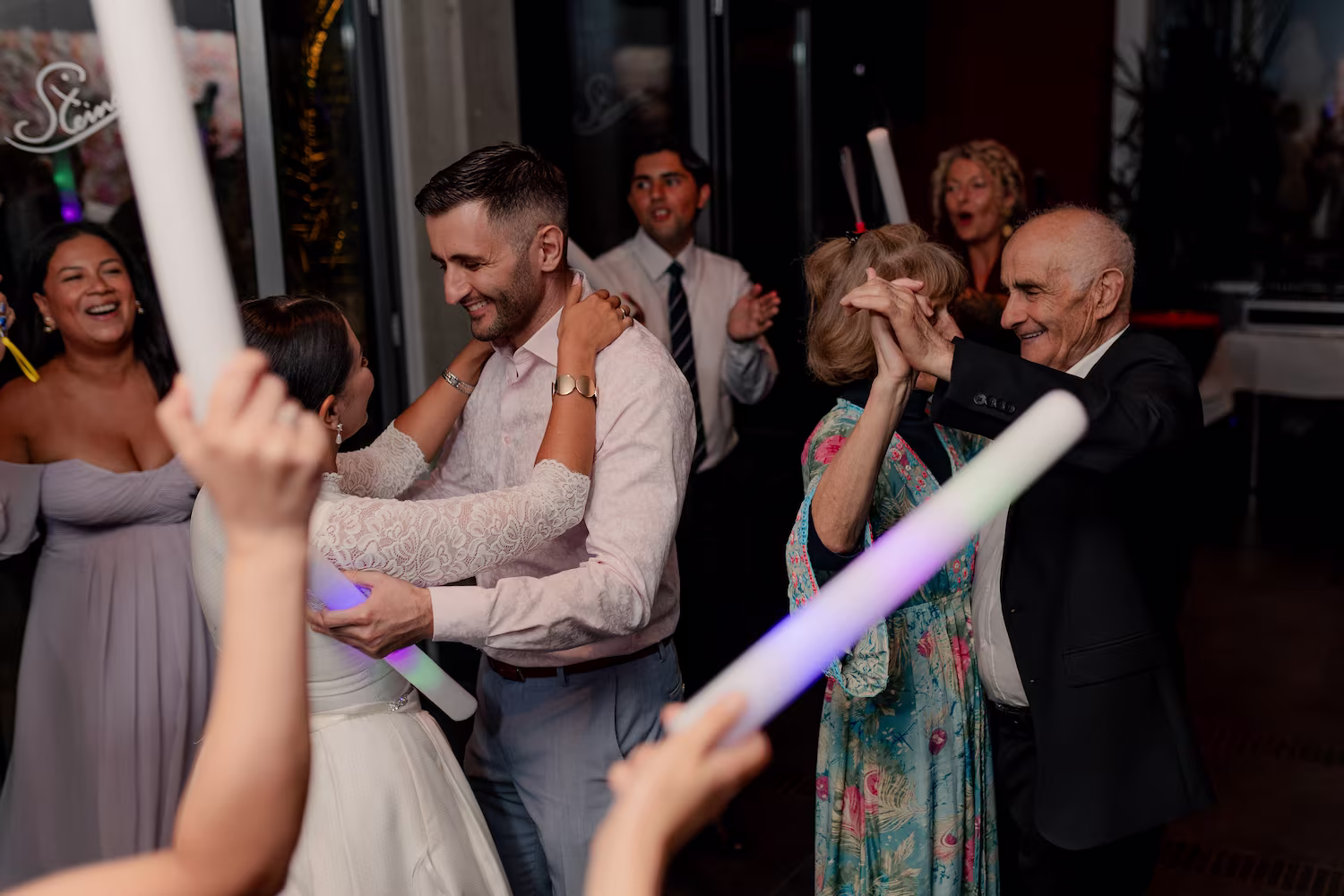 Hochzeitsfeier mit Leuchtfackeln am Steinsee in Bayern