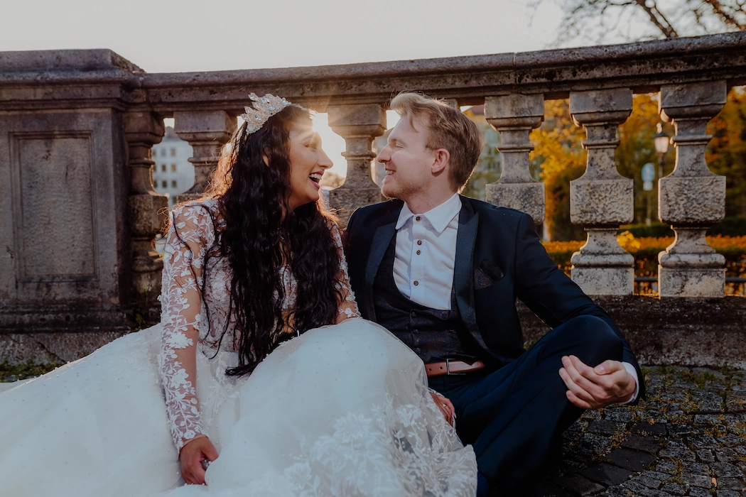 Internationale Hochzeit in Bayern mit romantischer Kulisse und Brautpaar aus verschiedenen Kulturen.