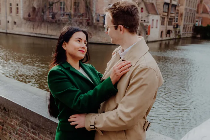 A couple looking with love in Bruges