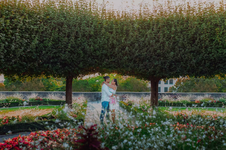 Fotografía de pareja Múnich Jardín Inglés hora dorada Rockbride Studio