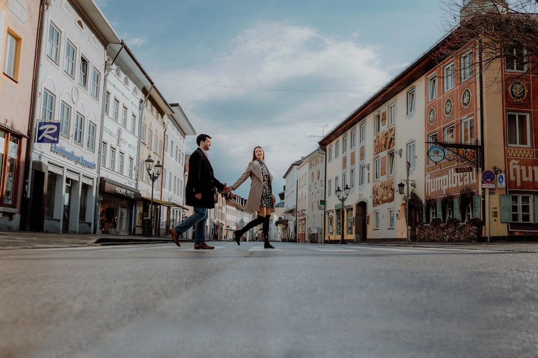 Deutsch-internationales Paar während ihrer Hochzeit in München, festgehalten von einem Hochzeitsfotografen.