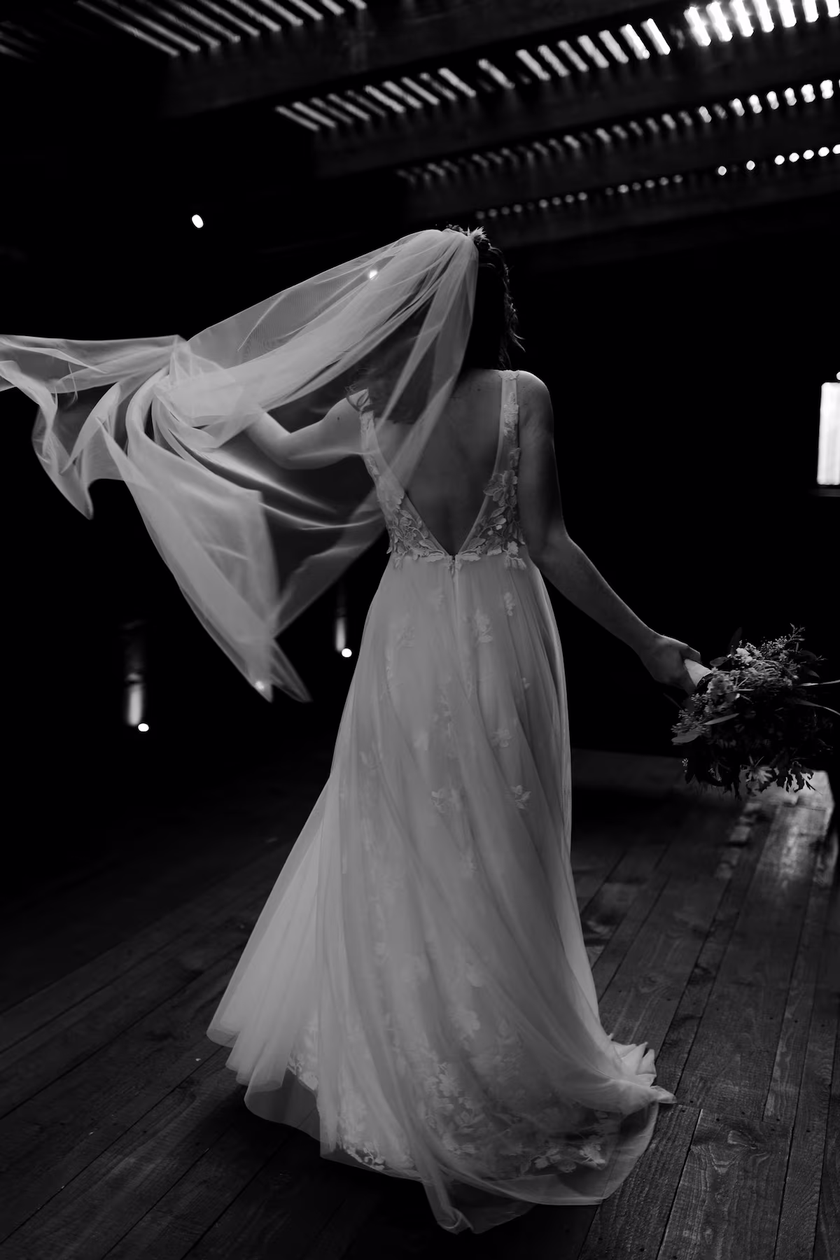 Braut mit wehendem Schleier in einer festlichen Hochzeitslocation in München